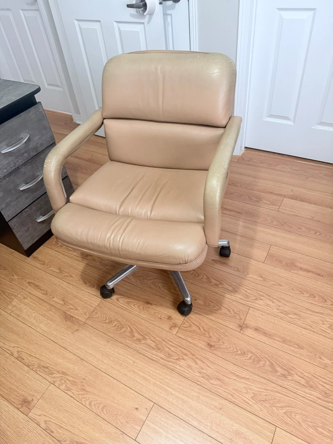 Beige Leather Office Chairs *2 - photo 2