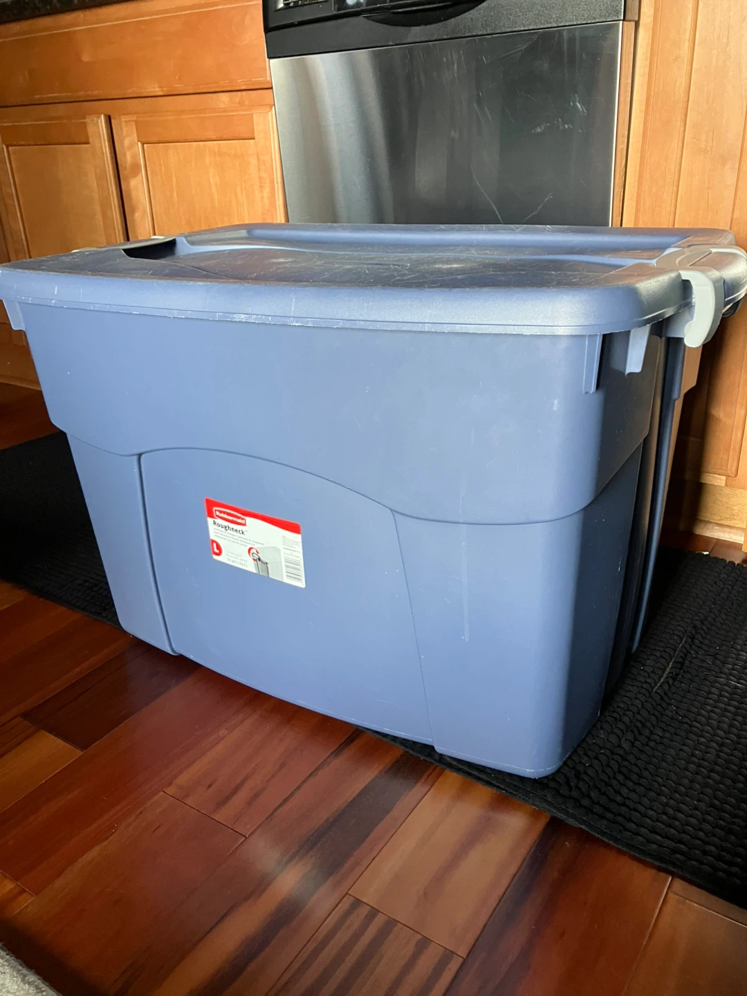 Rubbermaid Roughneck 35 Gallon Latching Storage Bin
