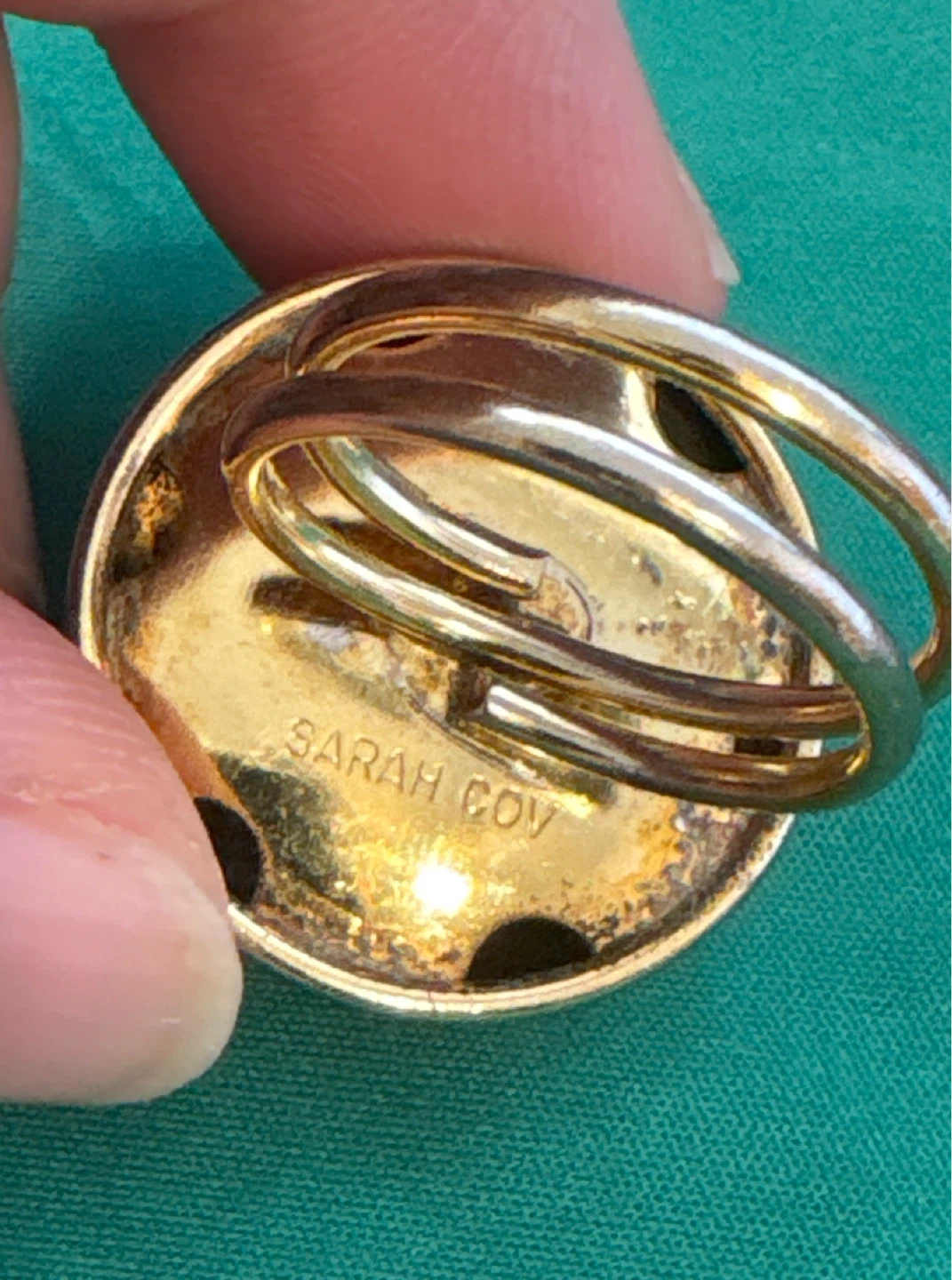 Vintage Sarah Coventry “1971 Uptight Scarf Ring” gold tone ring - photo 3