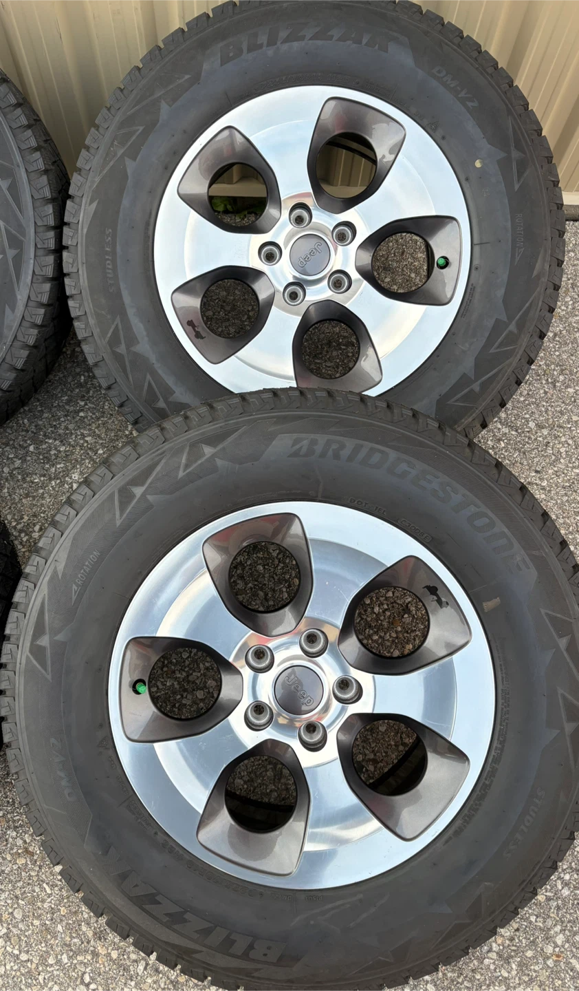 4 x 255/70/18 BRIDGE STONE WINTER TIRES AND OEM JEEP RIMS 1450 - photo 2