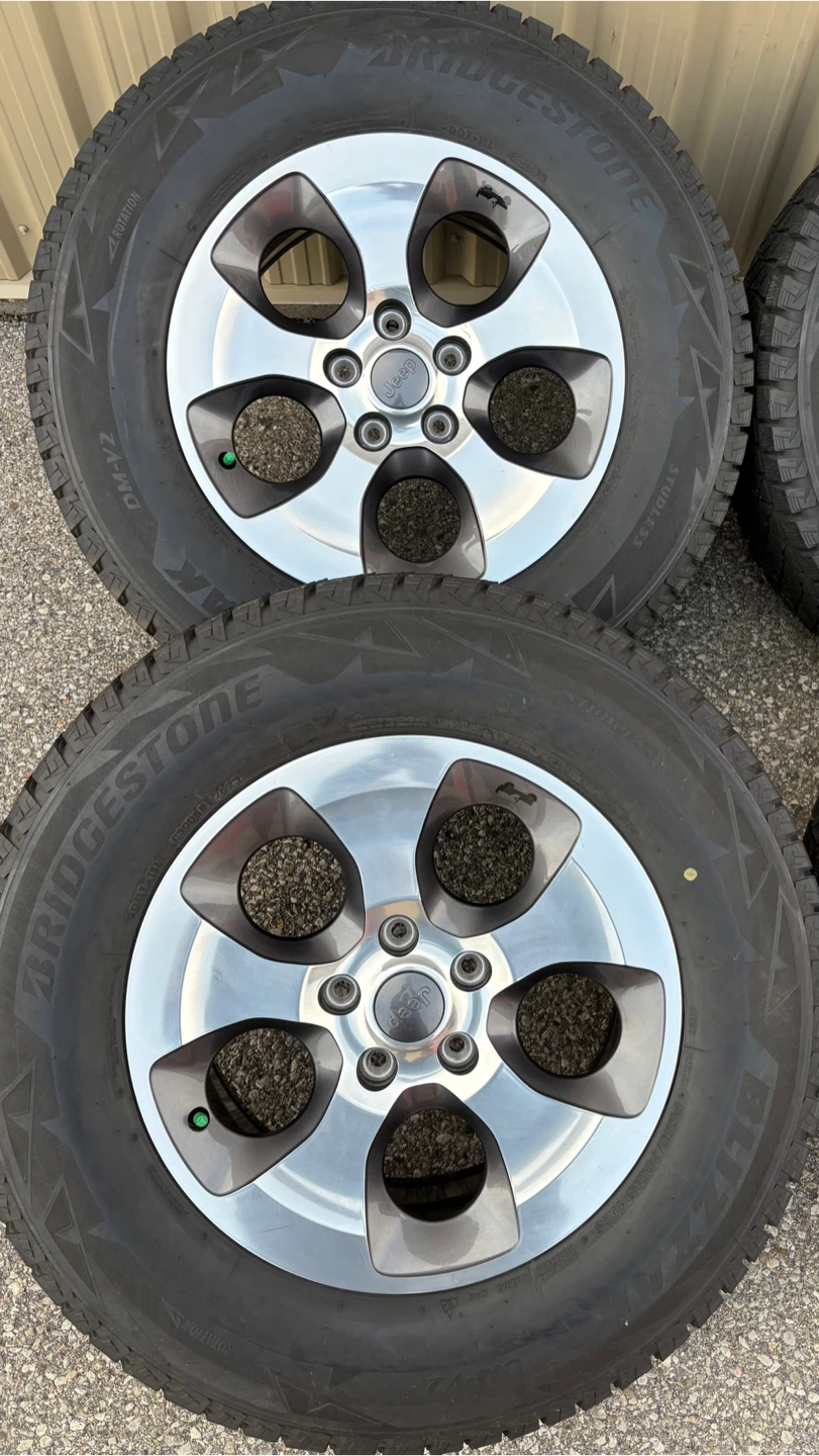 4 x 255/70/18 BRIDGE STONE WINTER TIRES AND OEM JEEP RIMS 1450 - photo 3