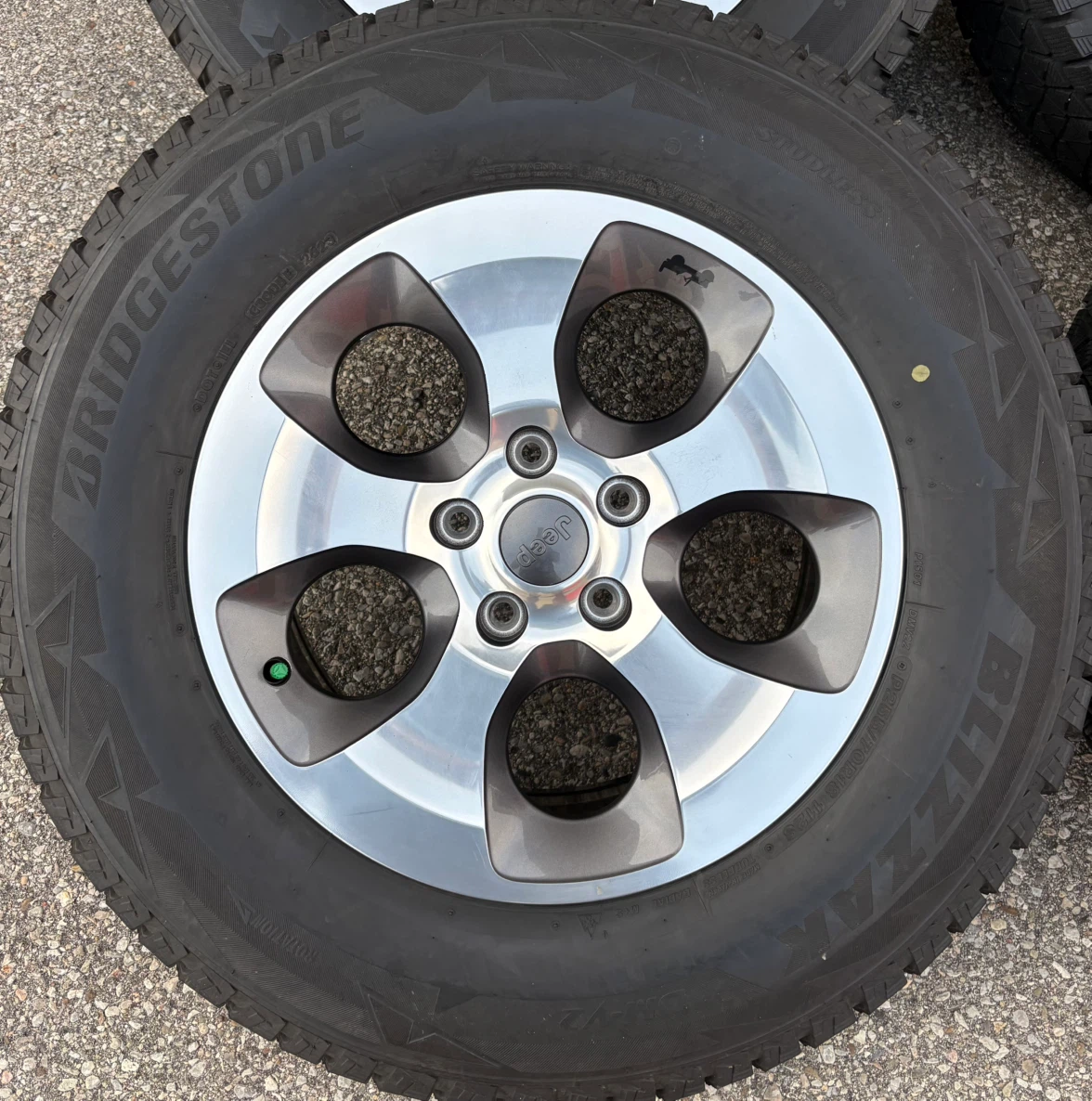 4 x 255/70/18 BRIDGE STONE WINTER TIRES AND OEM JEEP RIMS 1450 - photo 4