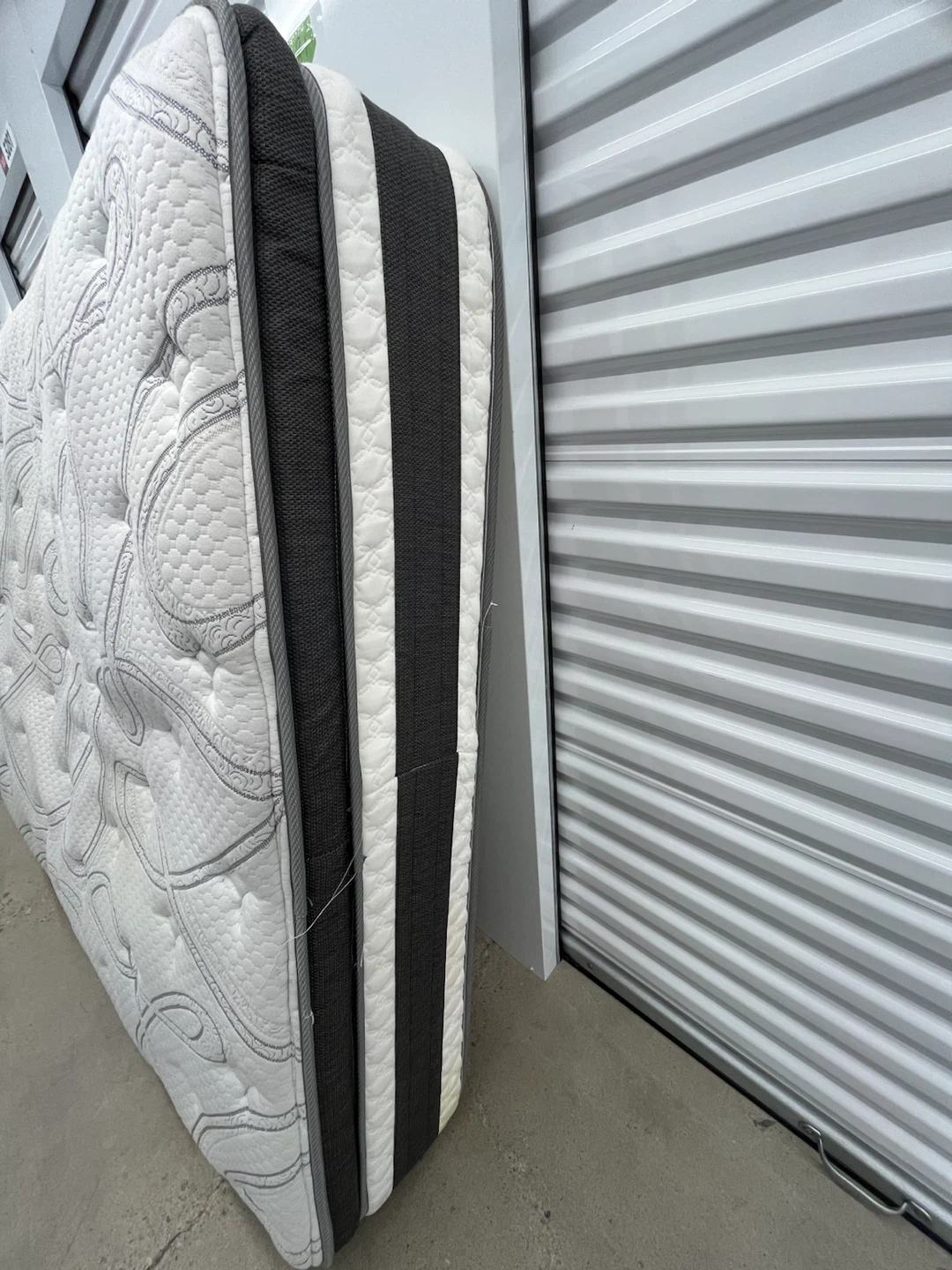Queen Sealy Posturepedic Mattress - photo 3