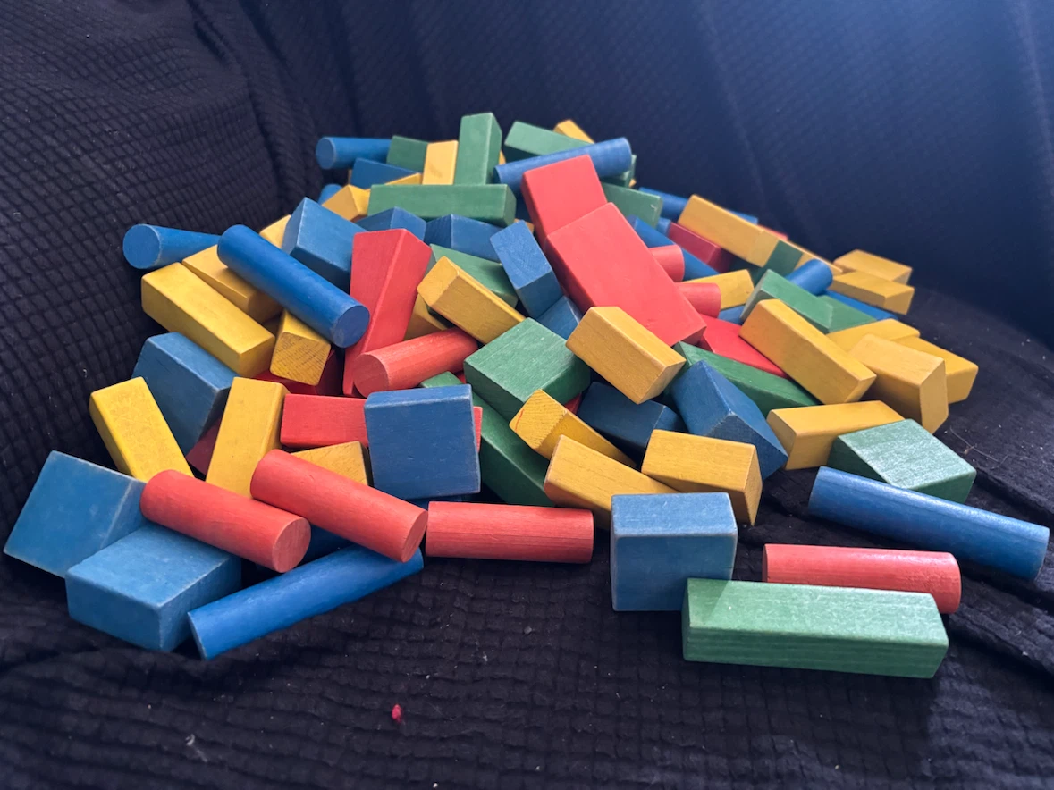 Sterilite Fun Box with 154 Wooden Blocks