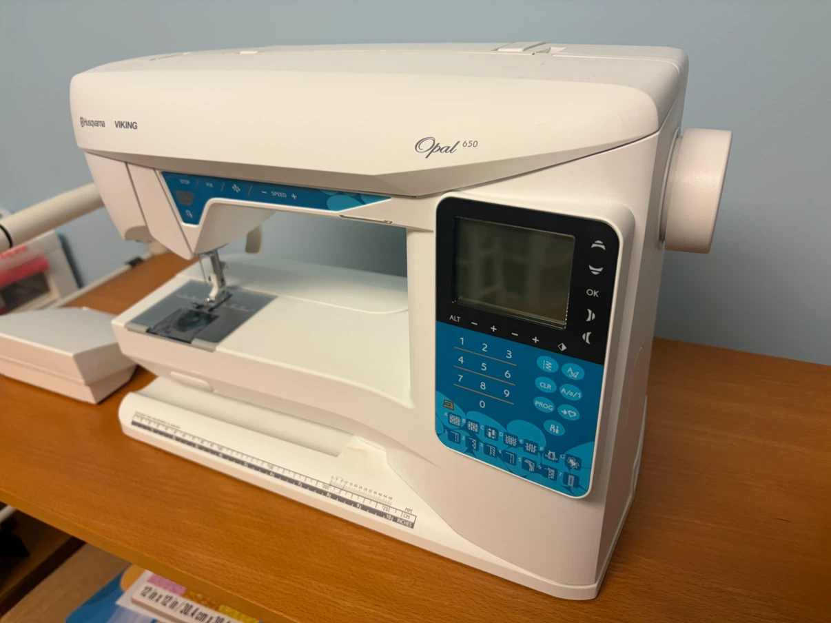 Husqvarna Viking Opal 650 Sewing Machine - photo 2