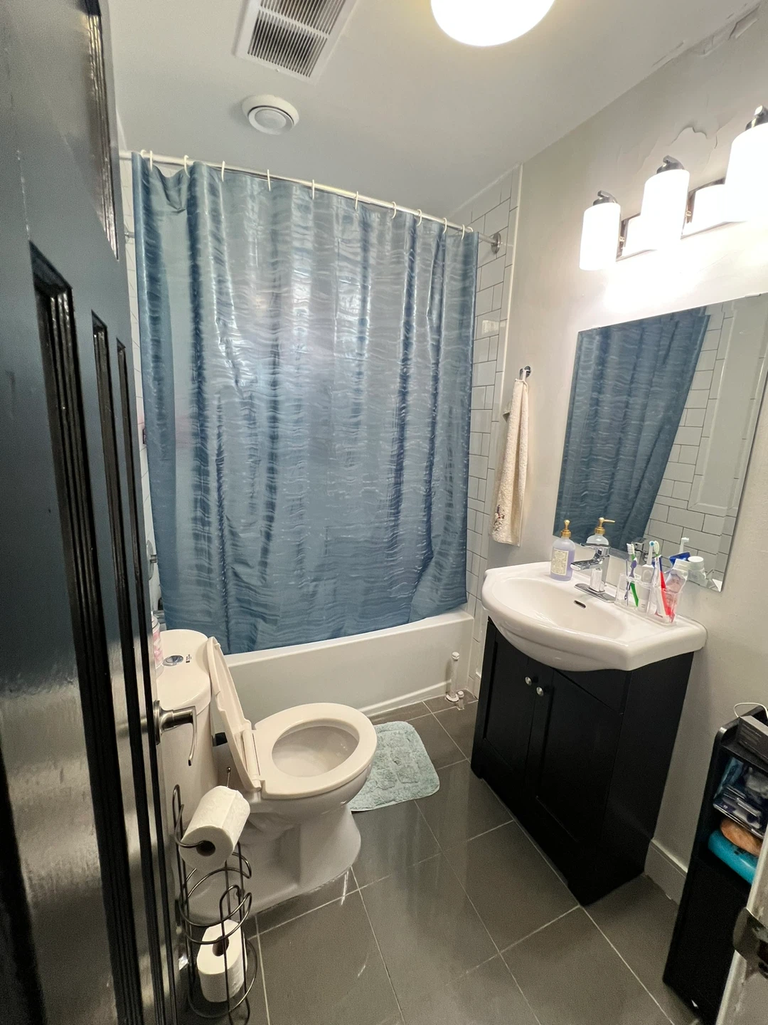 LOOKING FOR A ROOMMATE - photo 4