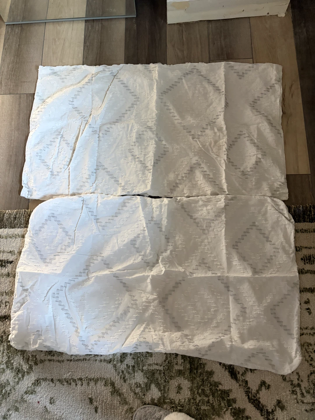 Set of 2 White Diamond Pattern Pillow Shams