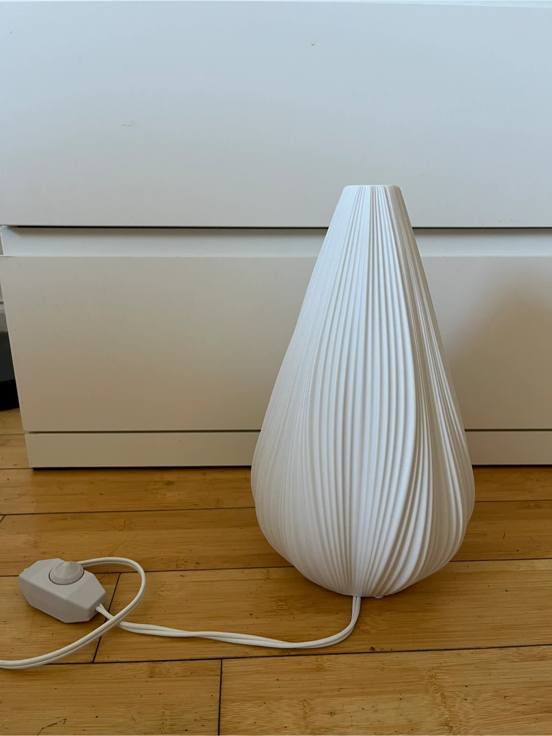 White pleated teardrop table lamp - photo 2