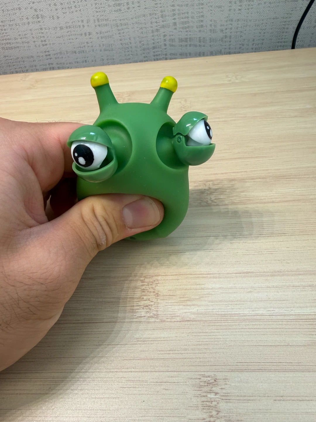 Green alien eye-popping stress toy - photo 2