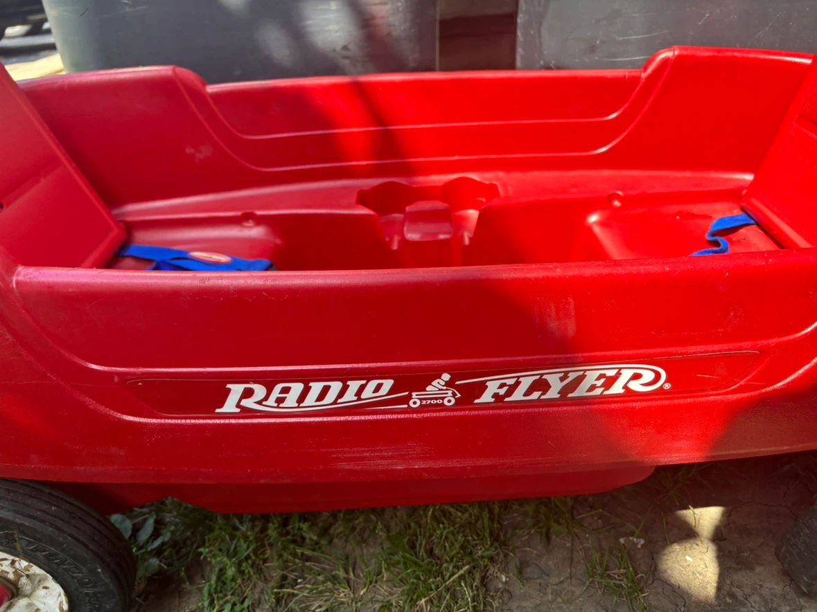 Radio Flyer Plastic Wagon - photo 2