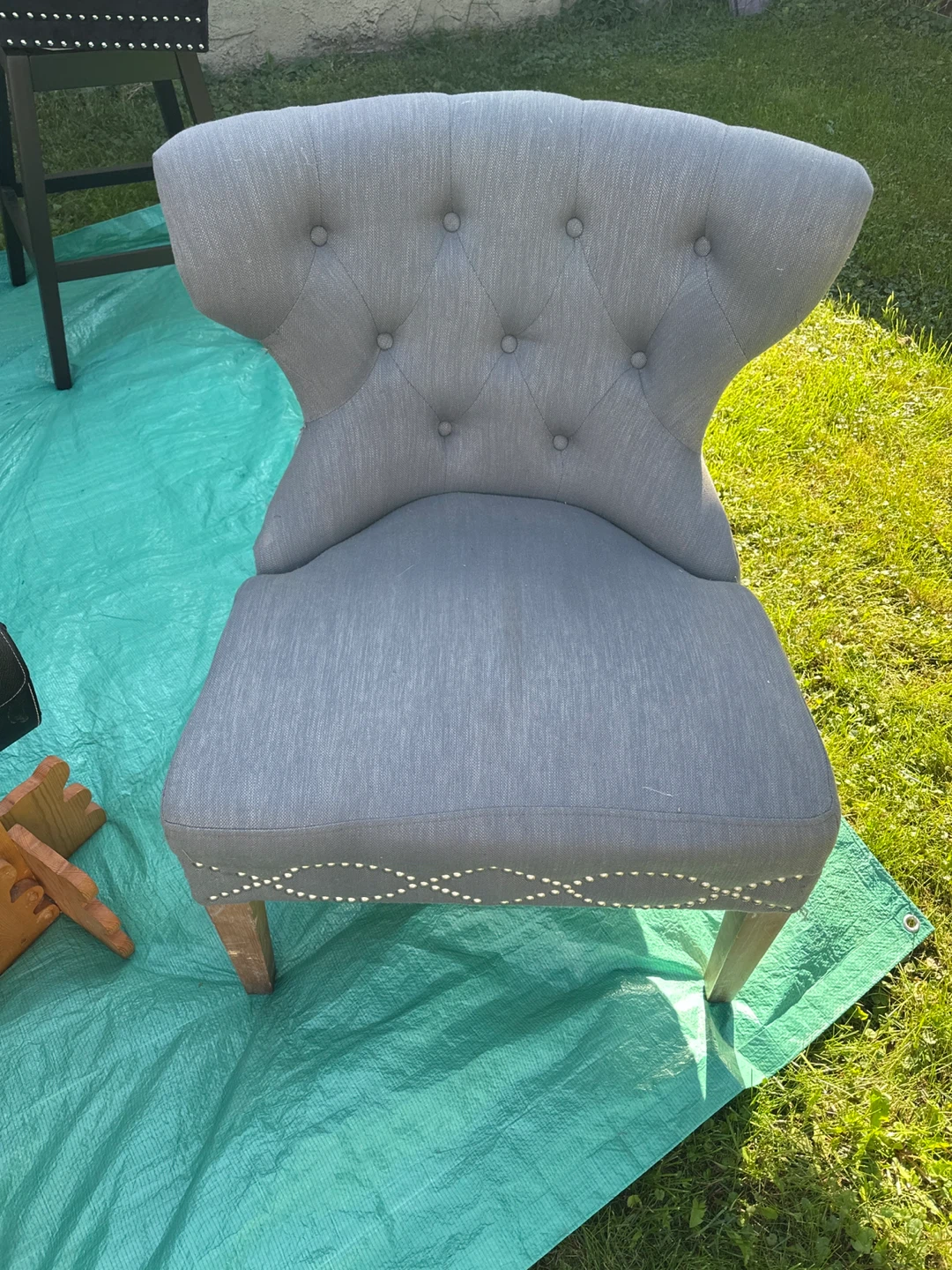 Grey tufted accent chair