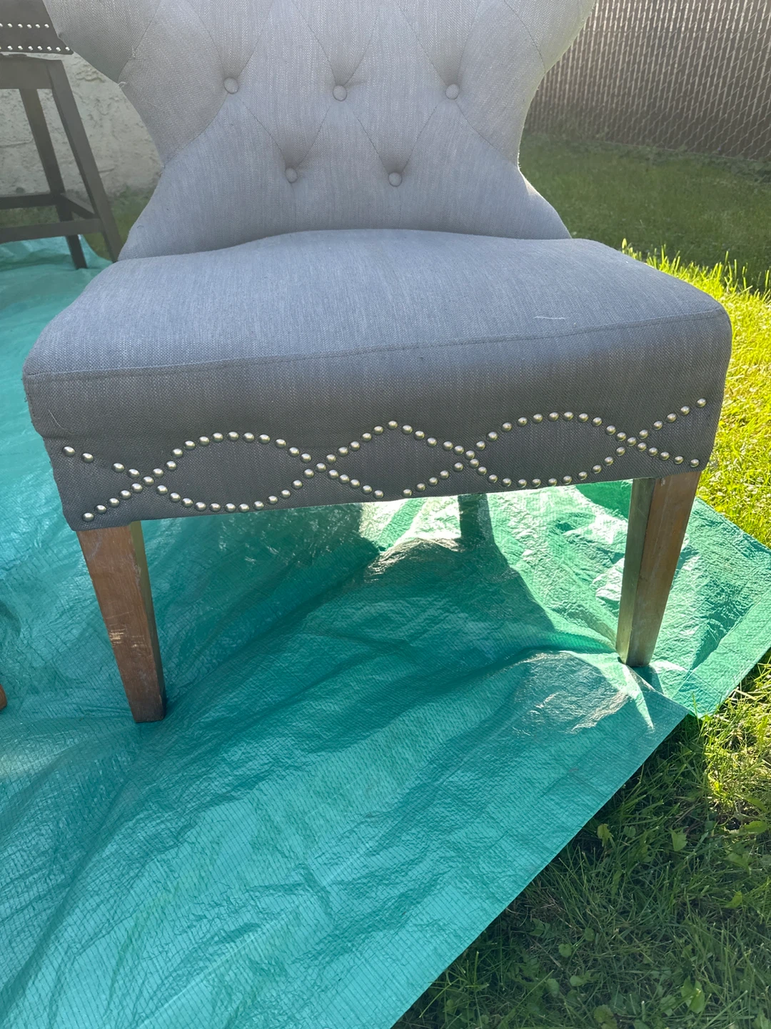 Grey tufted accent chair - photo 2