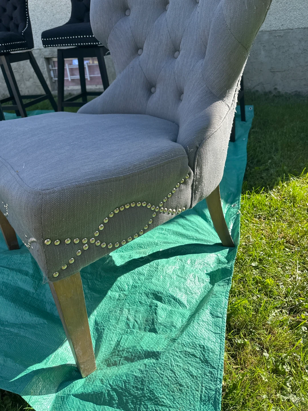 Grey tufted accent chair - photo 3