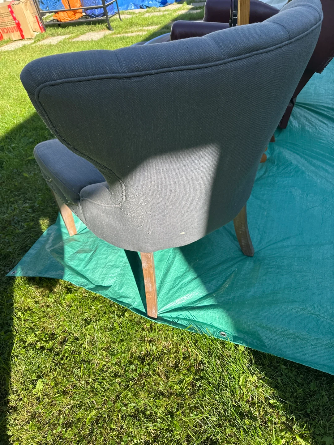 Grey tufted accent chair - photo 4