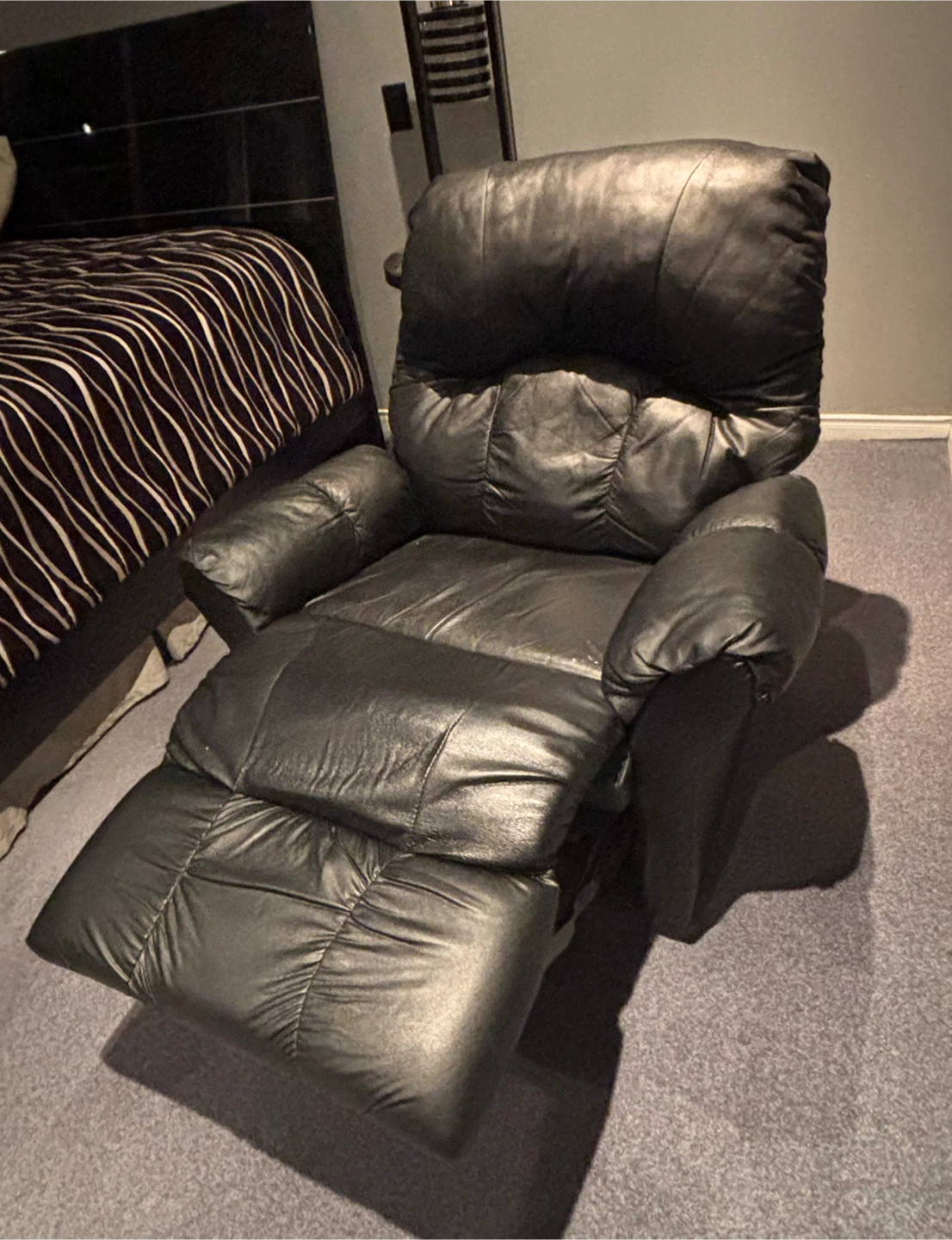 Black leather recliner armchair - photo 3