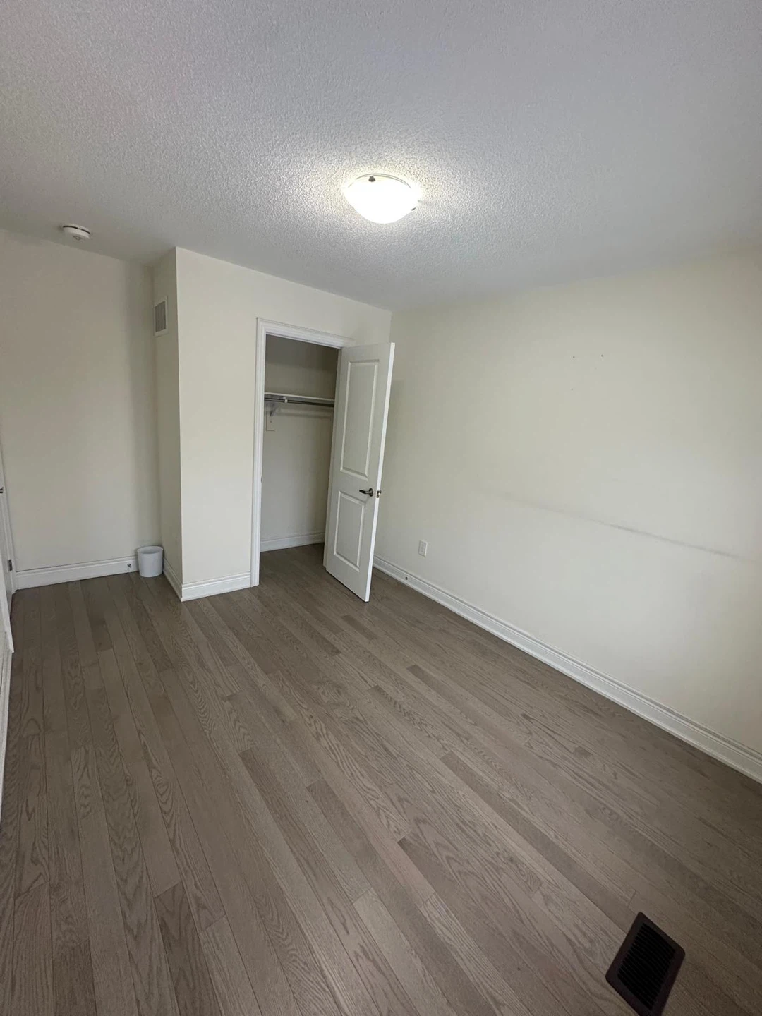 Private Room for Rent – Markham Rd & Steeles Ave E - photo 3