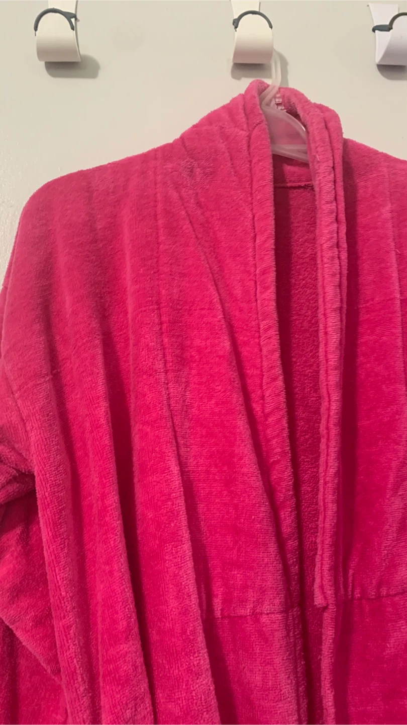 Bright pink terry cloth bathrobe - photo 2