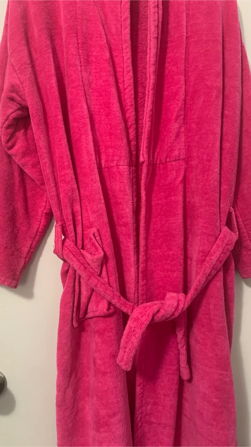 Bright pink terry cloth bathrobe - photo 4
