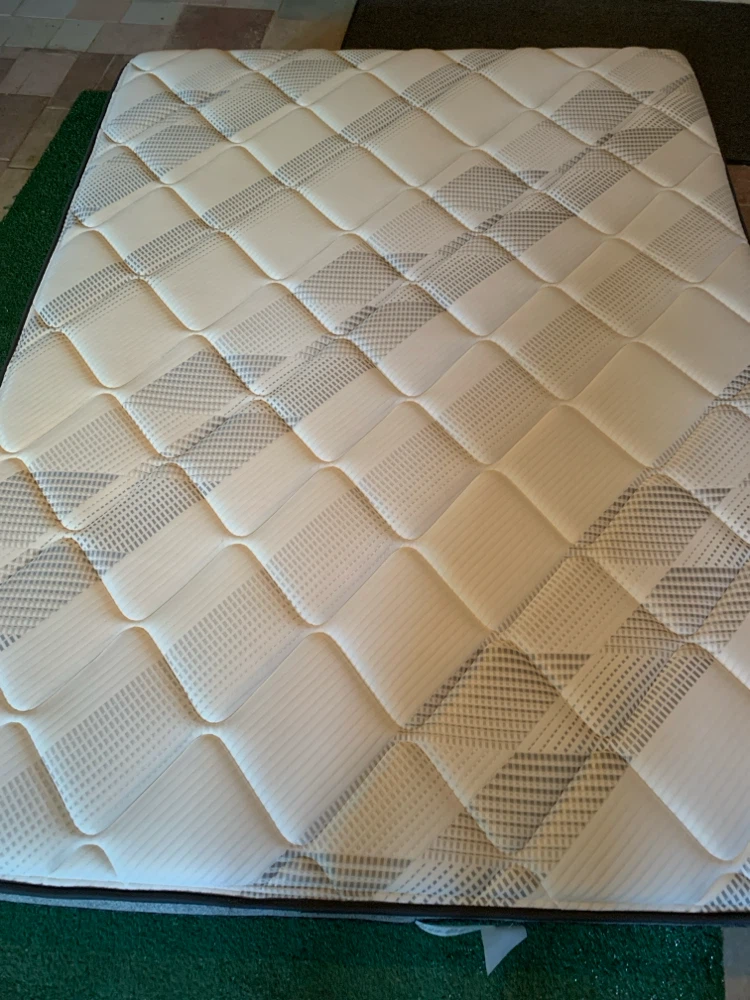Serta Perfect Sleeper Elite Mattress with box spring. - photo 2