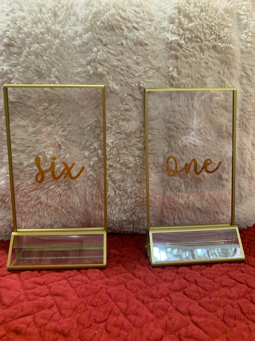 Set of 6 clear and gold plastic table numbers - photo 2