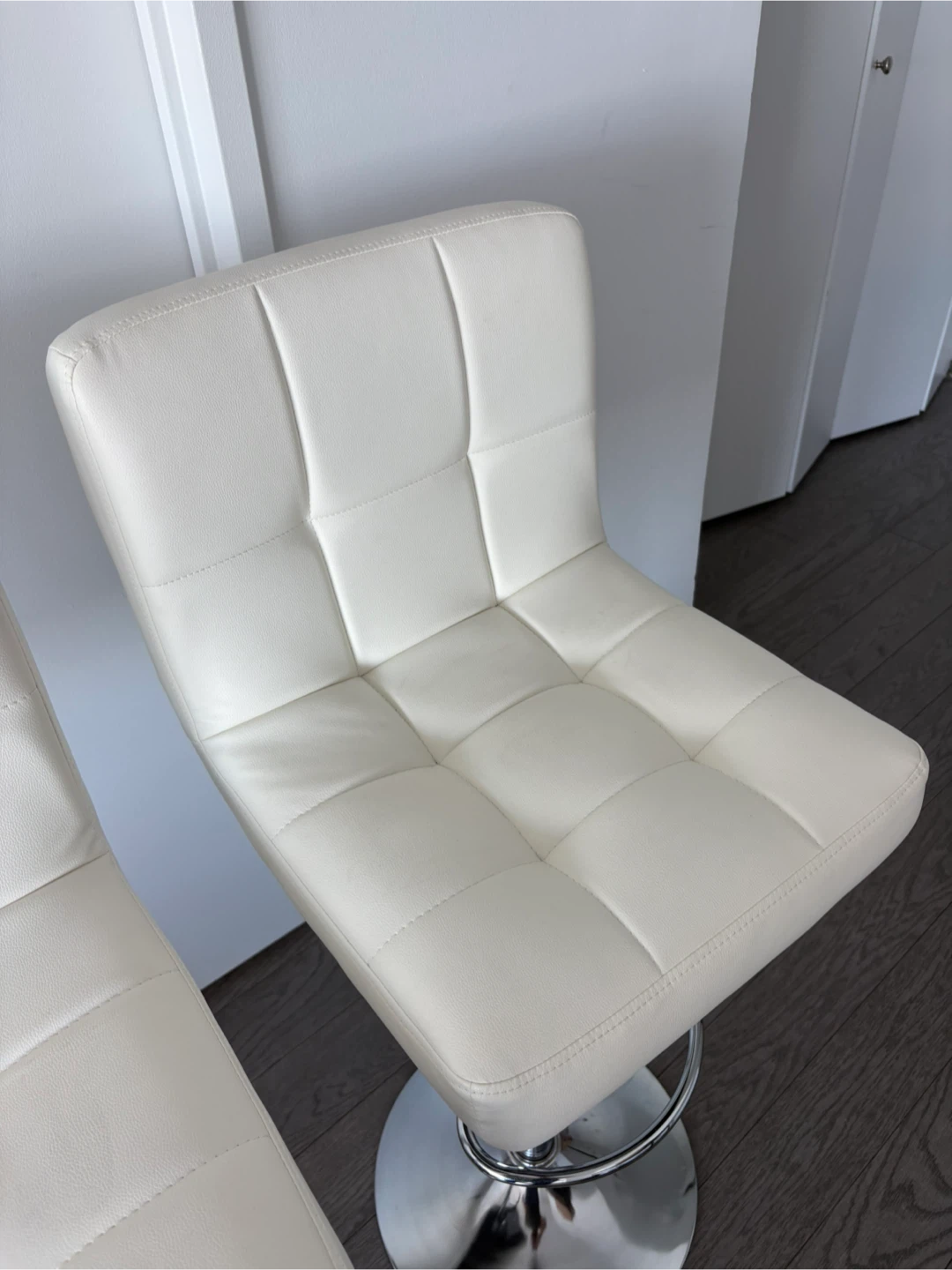 2x White faux leather bar stools - photo 2