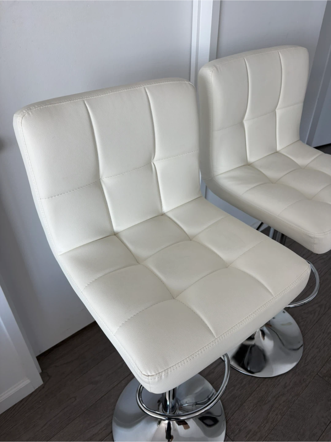 2x White faux leather bar stools - photo 3