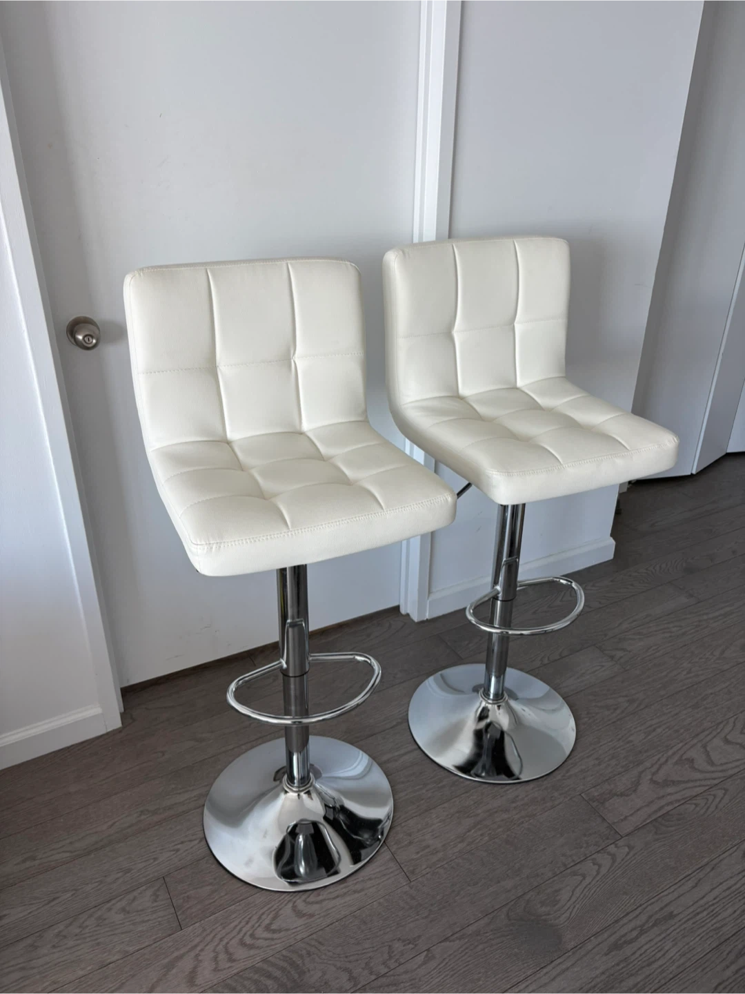 2x White faux leather bar stools