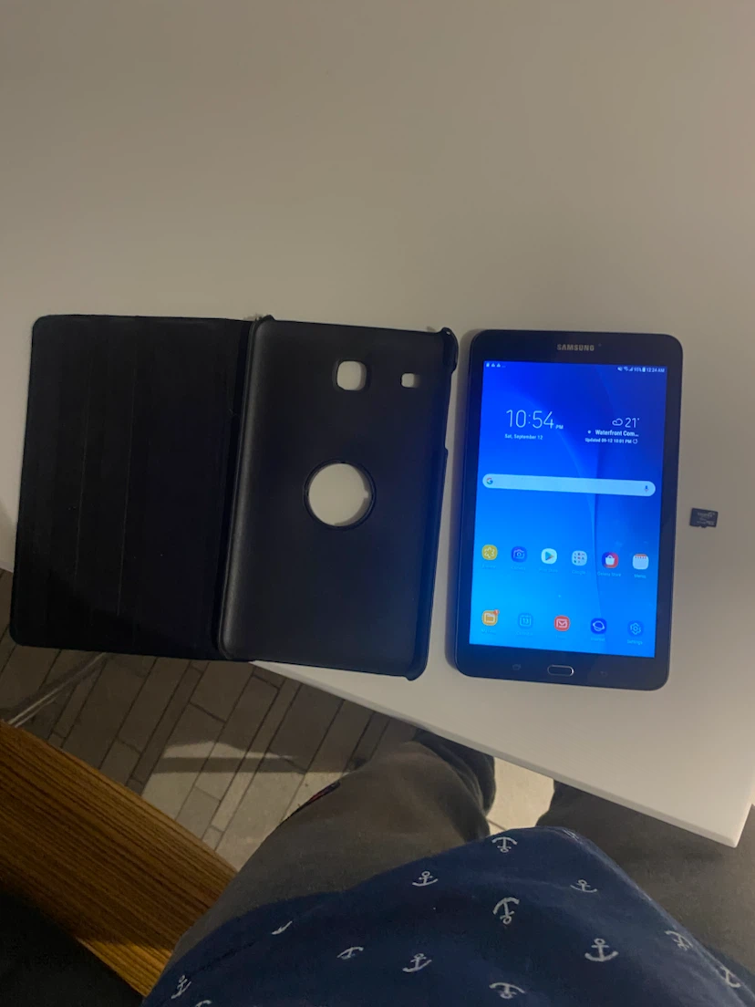 Samsung Galaxy Tab E 8.0 with Case and 32GB SD Card - photo 2