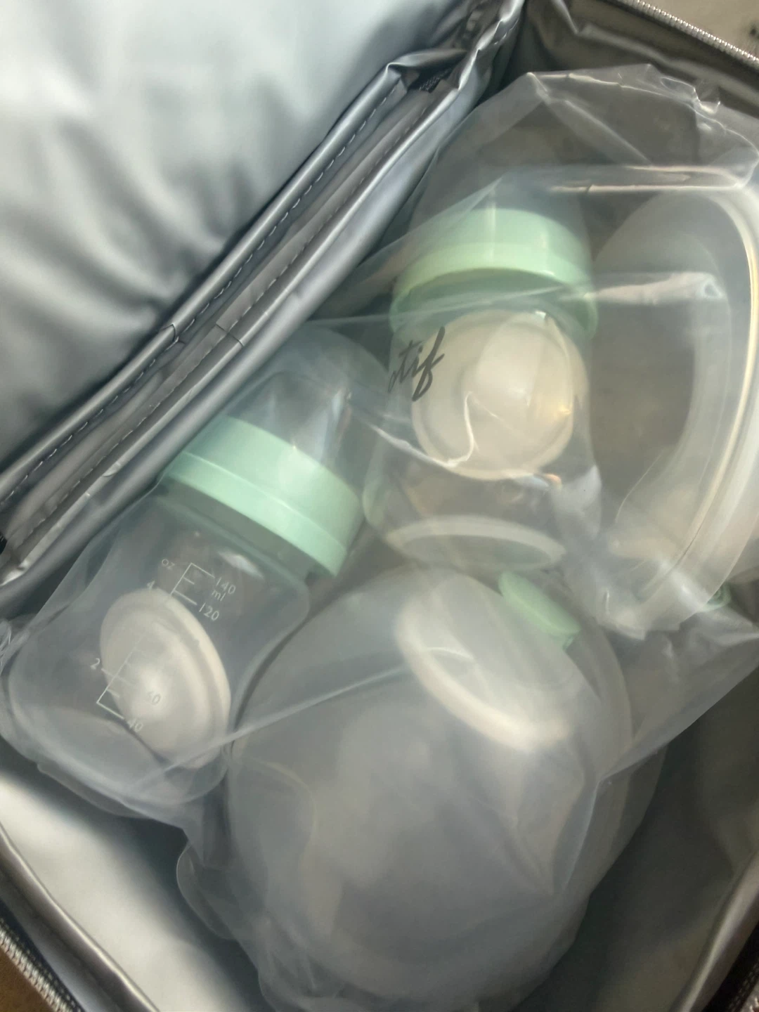 Motif Medical Roam Breast Pump with Insulated Tote Bag - photo 4