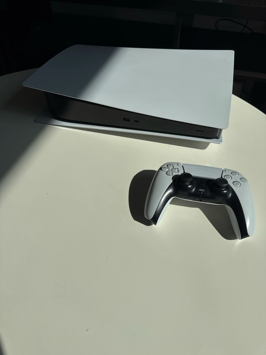 PS5 Digital for parts or repair + controller (READ DESCRIPTION)