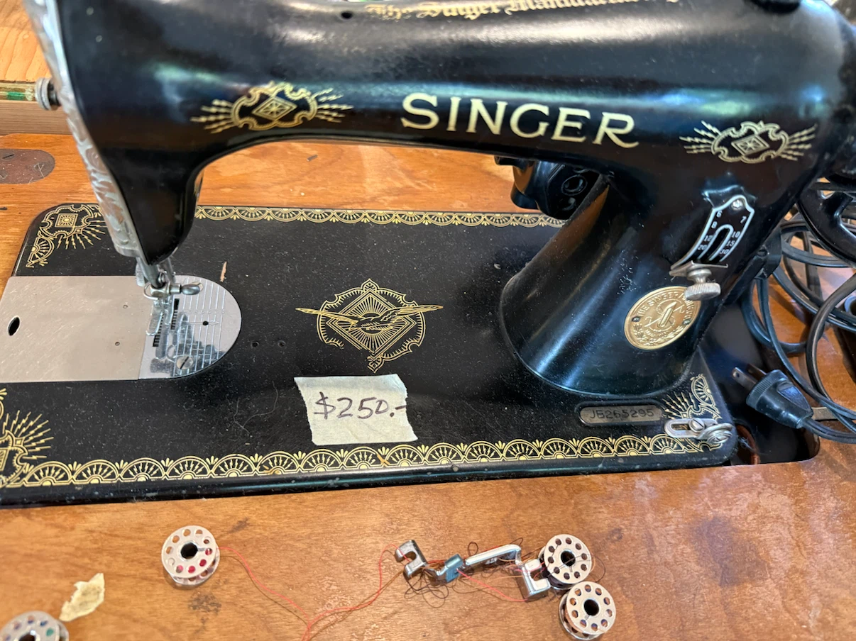 Vintage Singer Sewing Machine with Wooden Table - photo 2