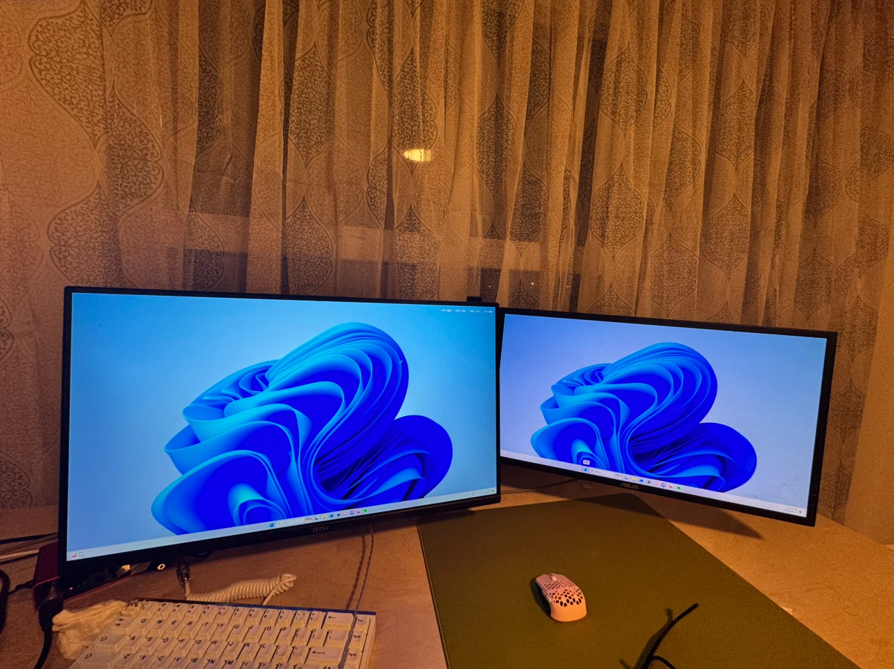 300 hz ips monitor+ 144 hz tn monitor comes with monitor stands