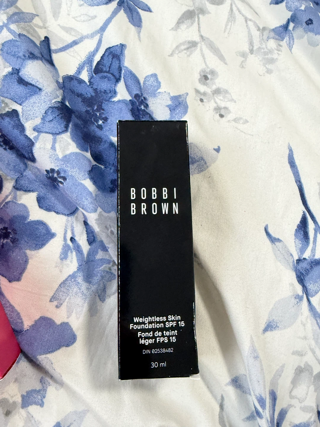 Bobbi Brown Weightless Skin Foundation N-090 Neutral Walnut