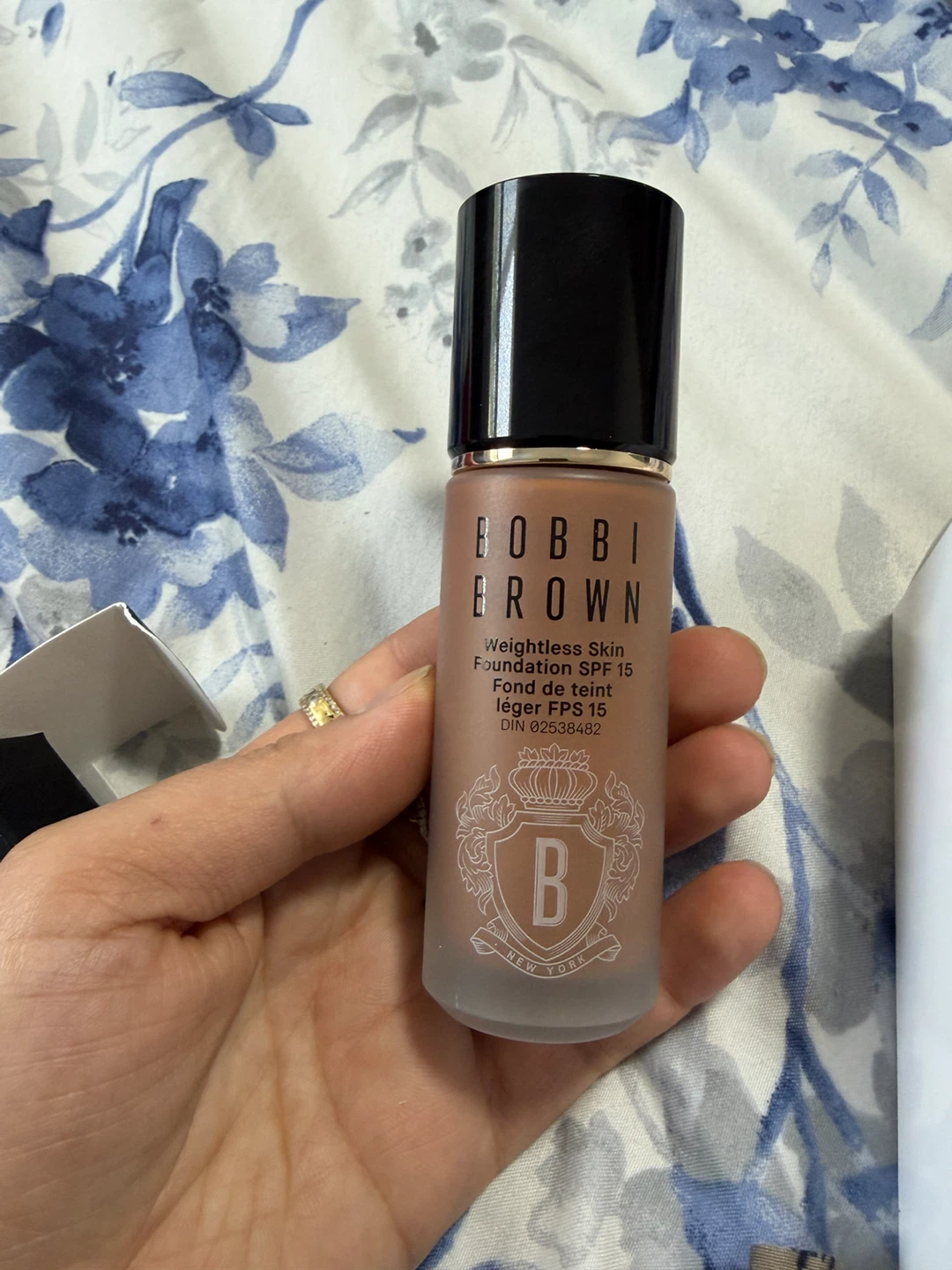 Bobbi Brown Weightless Skin Foundation N-090 Neutral Walnut - photo 2