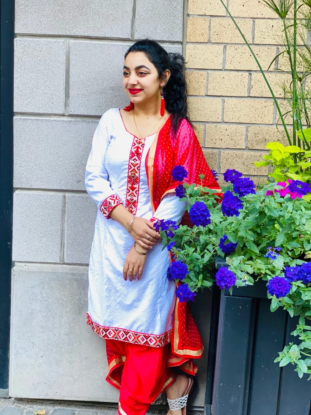 Traditional Salwar Kameez Outfit - photo 3