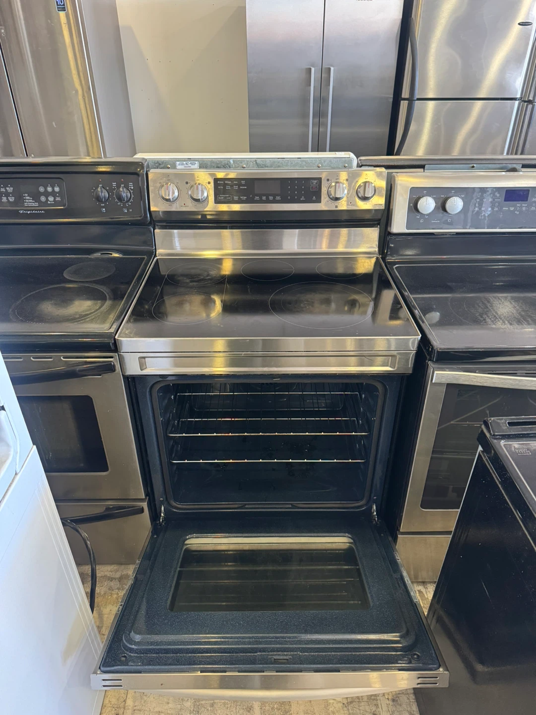 Samsung 30” Smart Electric Range - photo 4