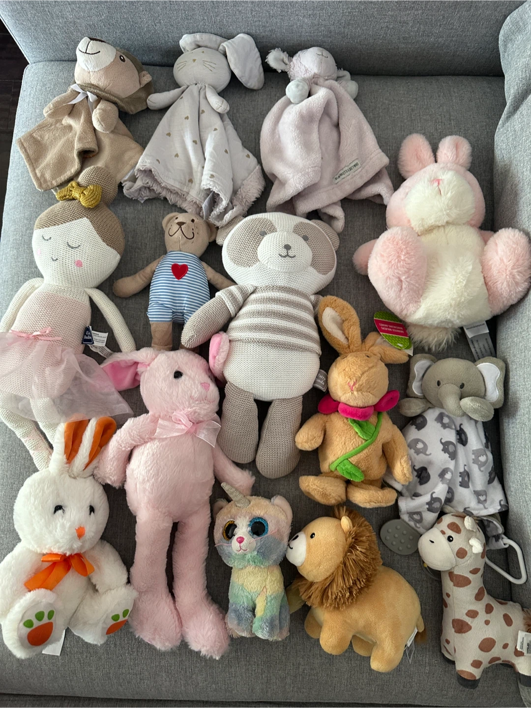 Plush toys/stuffies/binkies