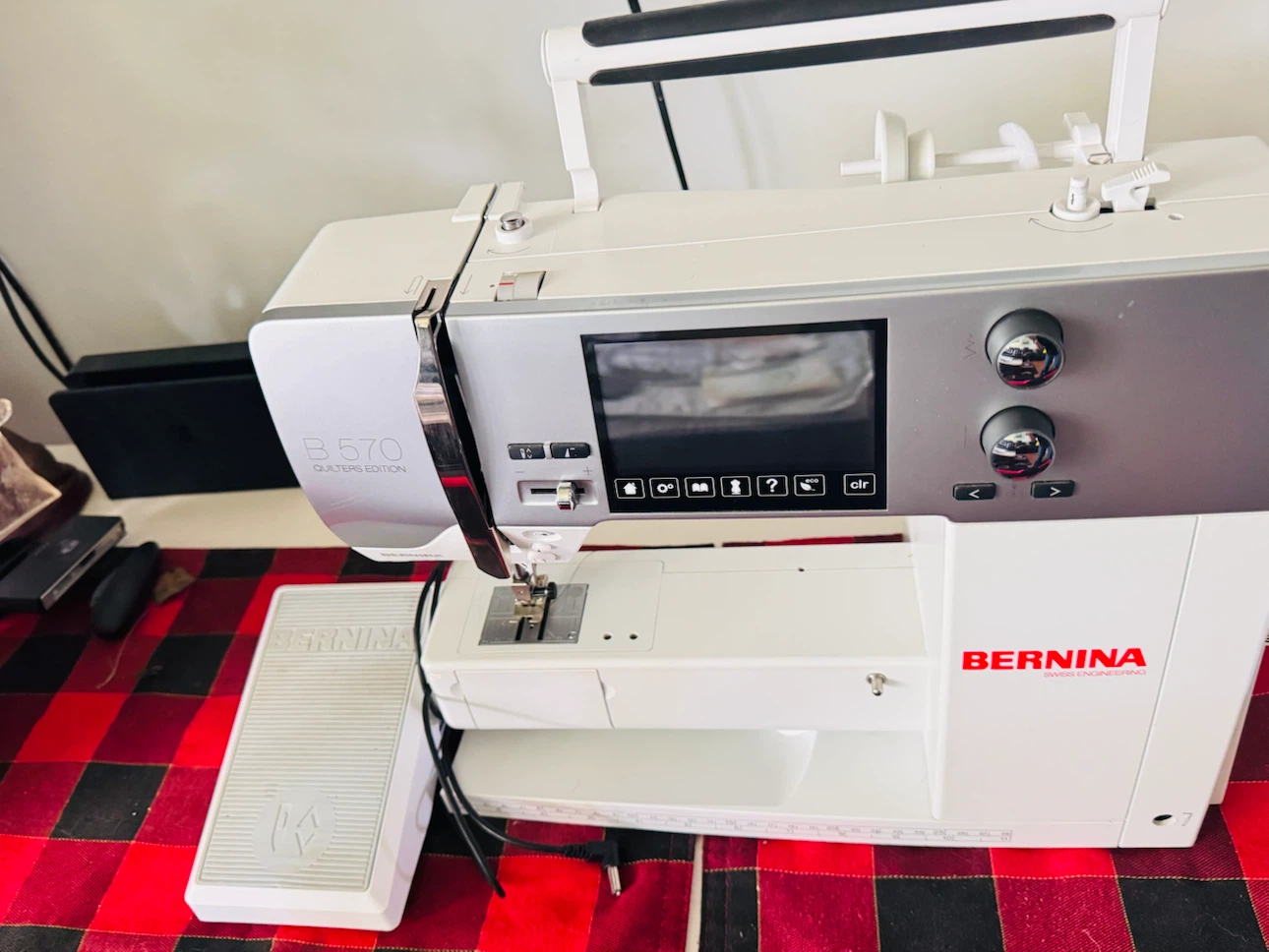 Bernina B 570 Quilter's Edition Sewing Machine - photo 2