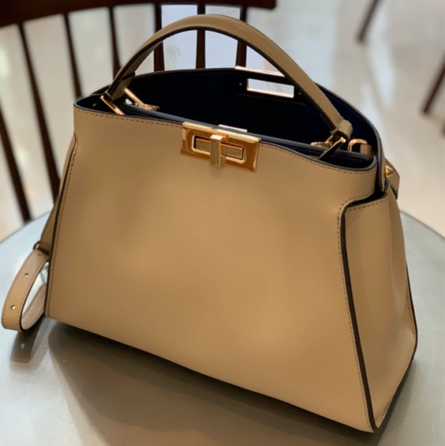 Beige genuine leather handbag with strap - photo 2