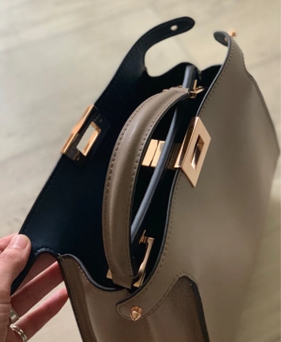 Beige genuine leather handbag with strap - photo 3