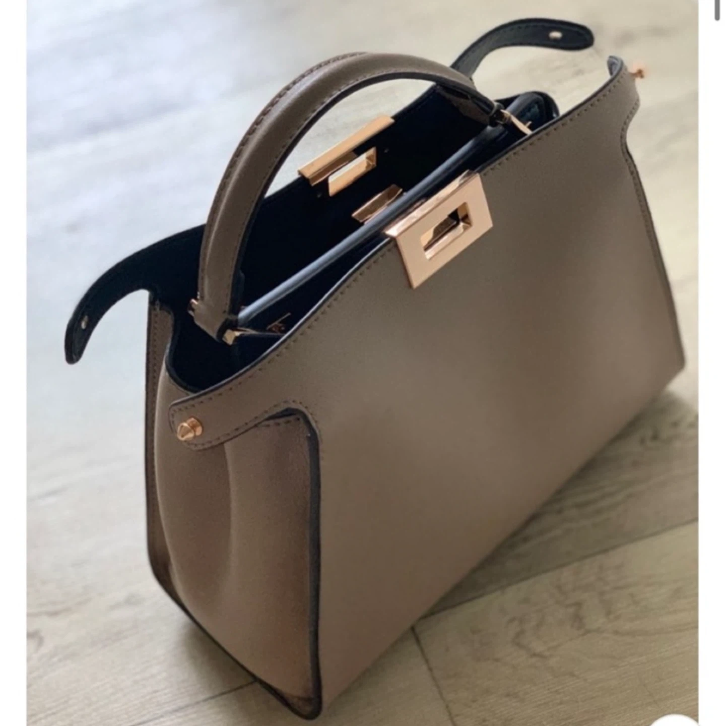 Beige genuine leather handbag with strap - photo 4