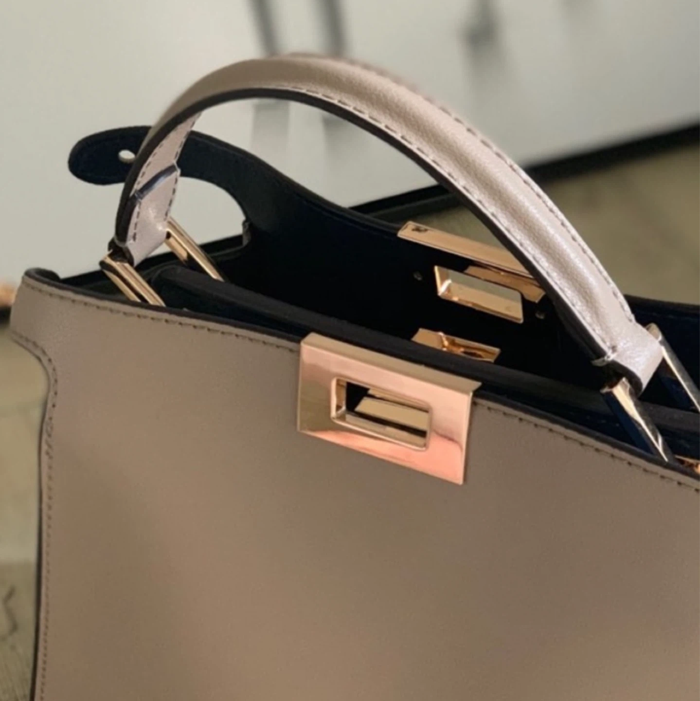 Beige genuine leather handbag with strap - photo 5