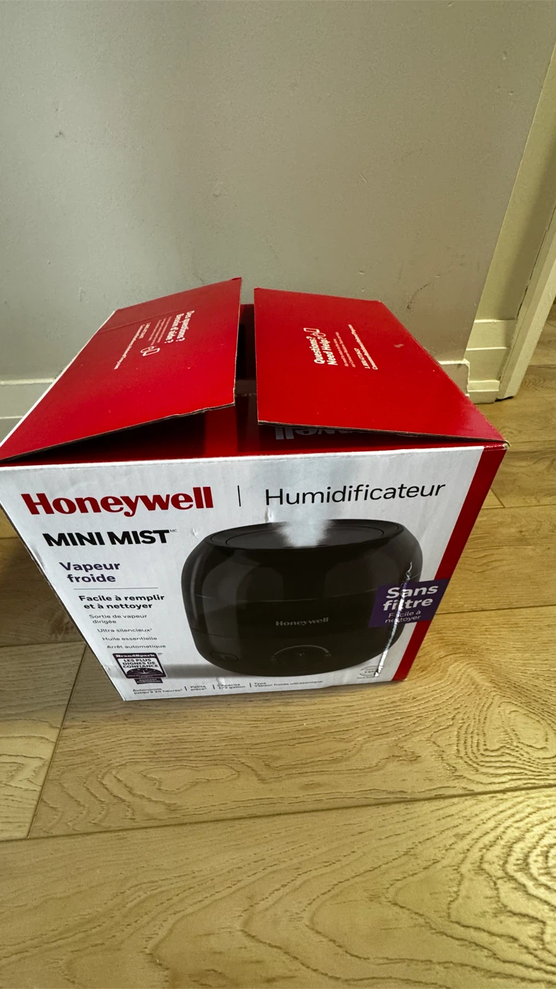 Humidifier with free essential oil