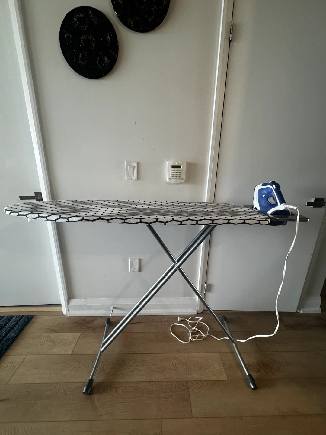 Ironing Board with iron rest (Height adjustable)