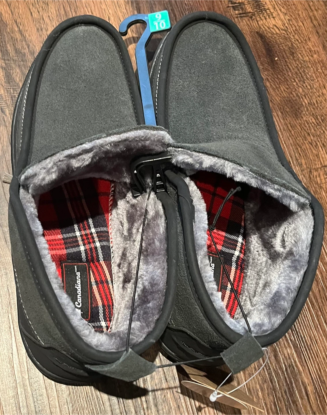 Canadiana Slippers Size 9-10