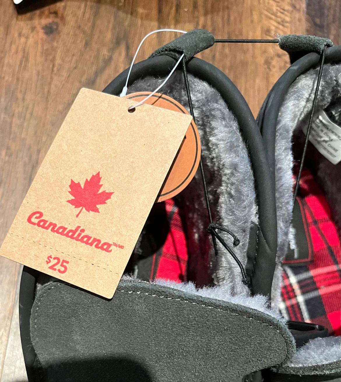 Canadiana Slippers Size 9-10 - photo 3