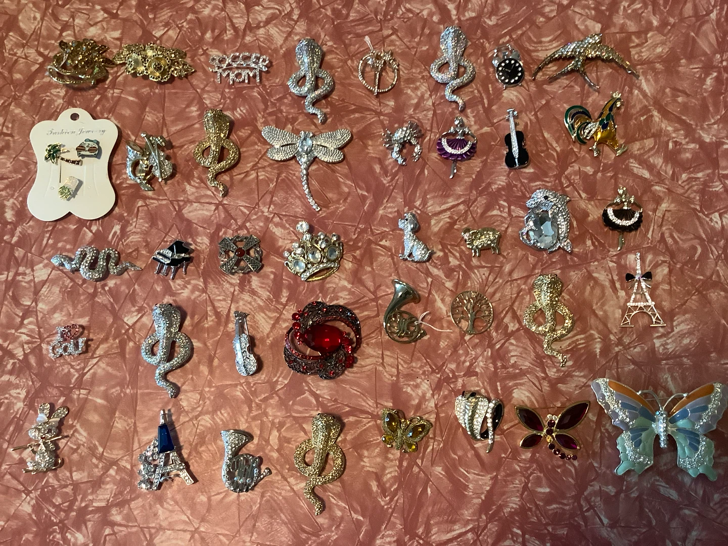 40 Pieces of Costume Jewelry- Brooches 🐞