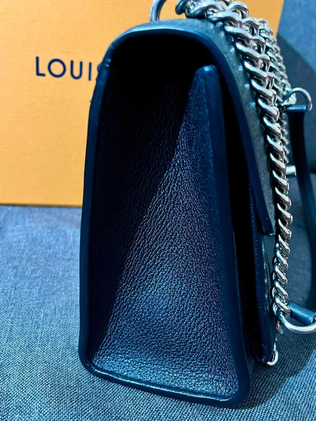 Louis Vuitton black leather crossbody bag - photo 4