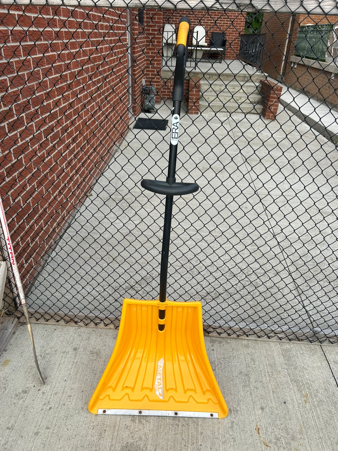 ERA Ergonomic Snow Shovel/Metal Wear Strip & Assist Handle