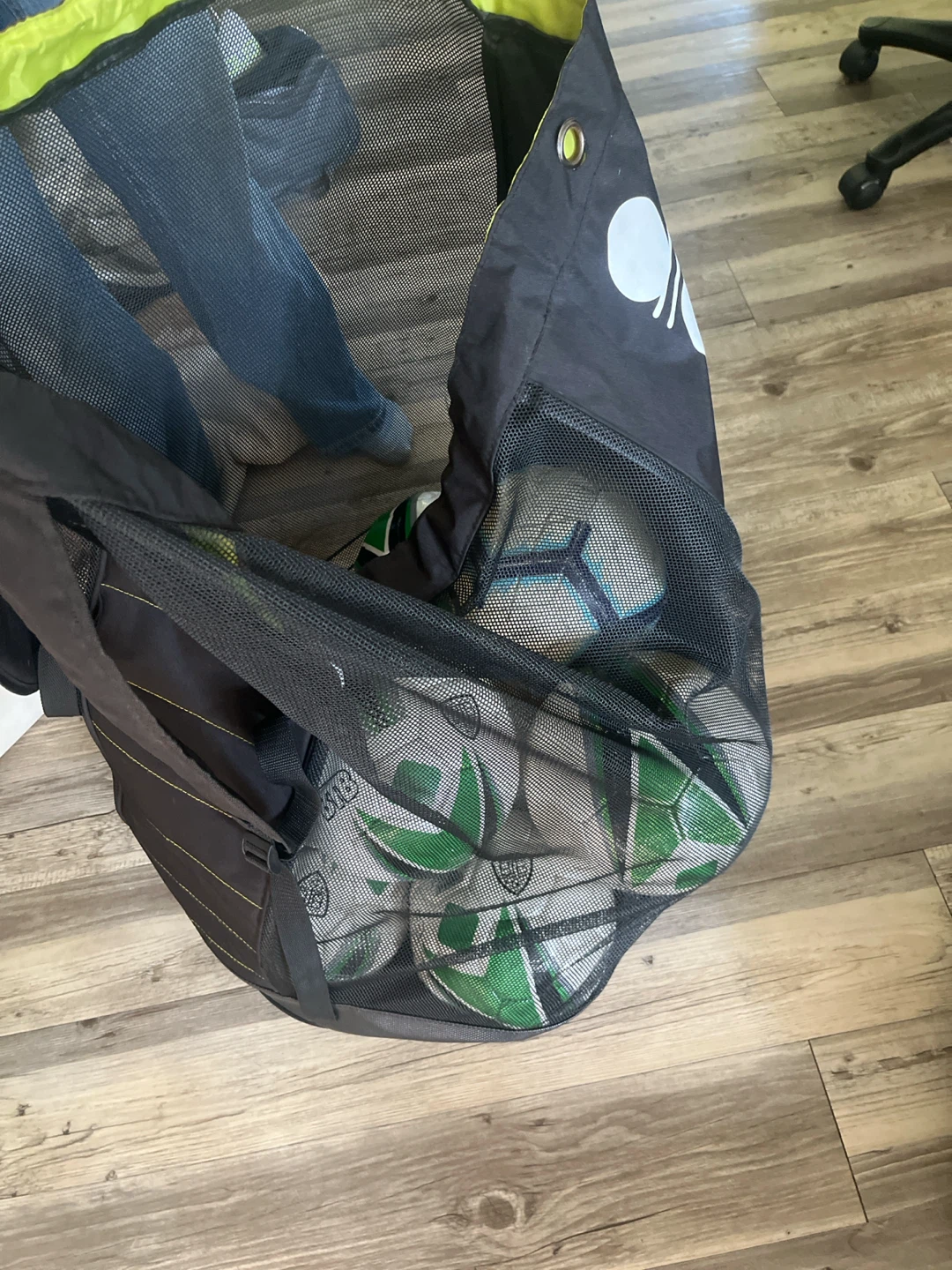 9 soccer balls with carrying bag